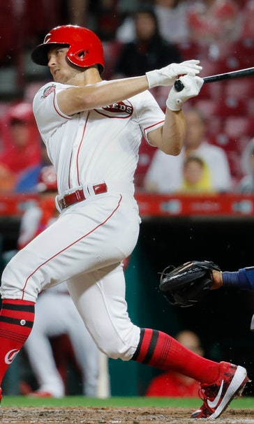 Castillo pitches two-hit ball into 7th, Reds beat Astros 3-2